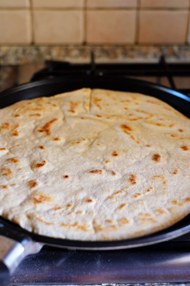 piadina acqua e farina liquida Piadina semintegrale fatta in casa all'olio e pasta madre liquida