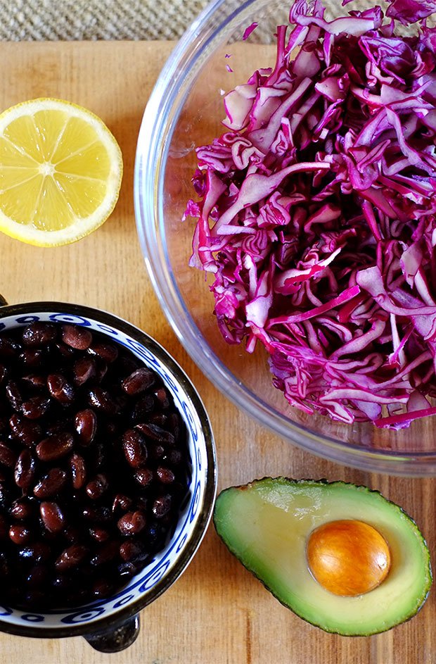 Piadina con avocado, cavolo rosso e fagioli neri 3