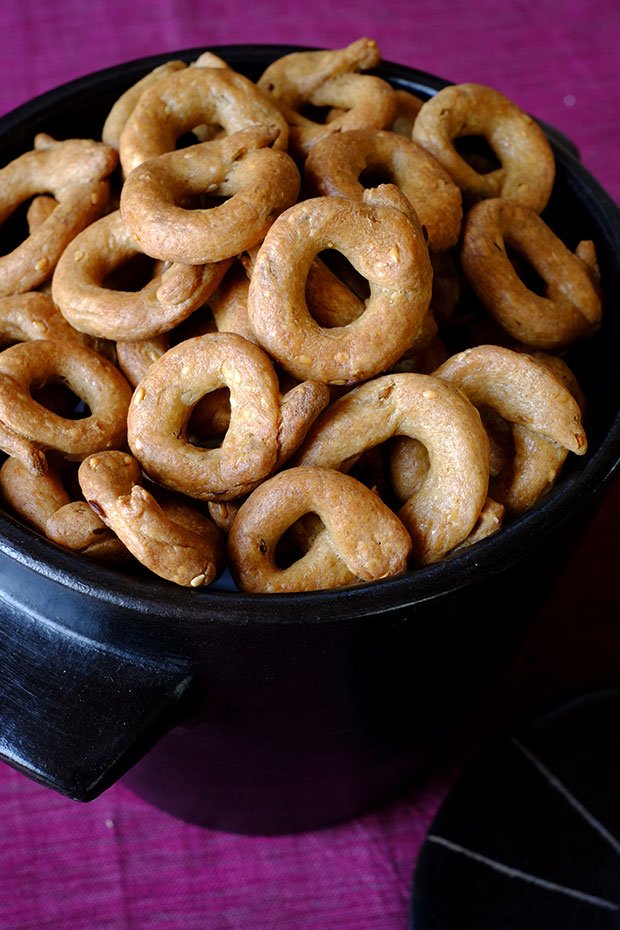 Tarallini al farro con semi di cumino, sesamo e pasta madre 3