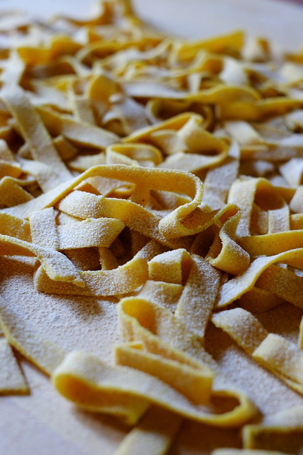 Tagliatelle di grano Turanicum al pesto di fave con fiori di cardo e d'acacia 3