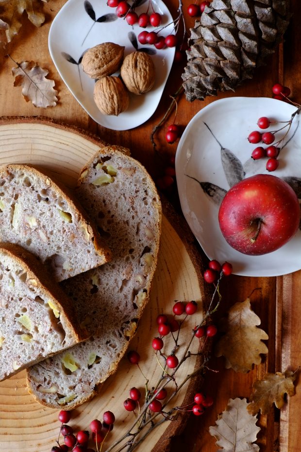 Pane semintegrale con mele e noci, nel silenzio di Gennaio 2