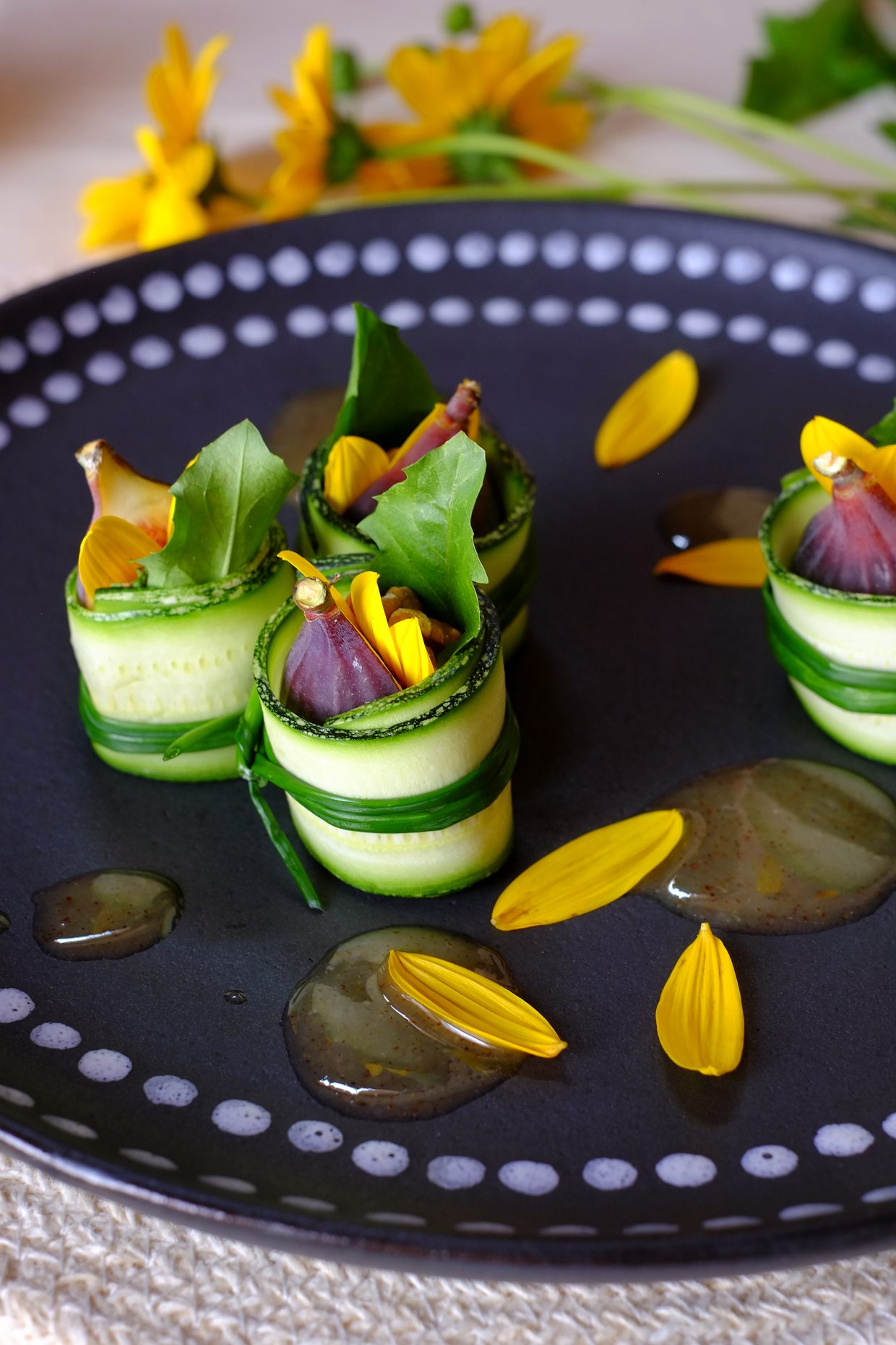Involtini di fichi e zucchine con petali di topinambur e foglie di tarassaco 8 Involtini di fichi e zucchine con petali di topinambur e foglie di tarassaco