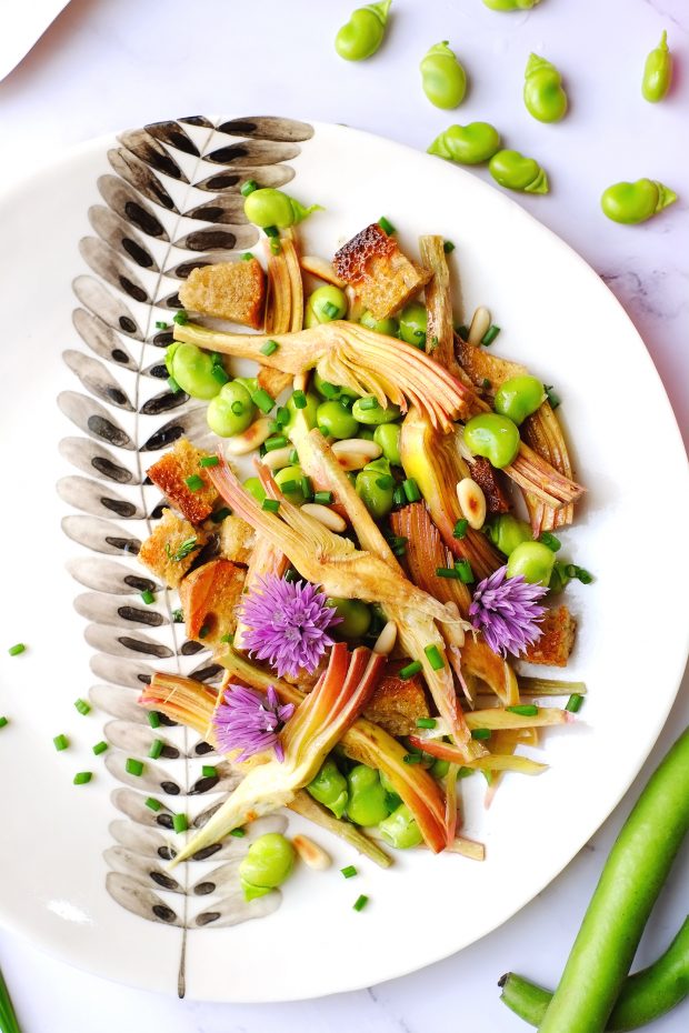 Insalata di carciofi marinati e fave, con fiori di erba cipollina 3