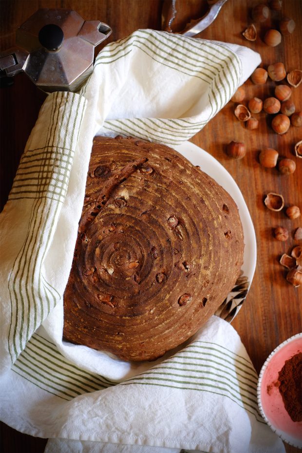 Pane semintegrale al cacao e nocciole, a lievitazione naturale 1